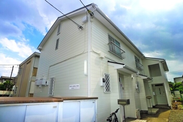 ホワイトタウンハウスの物件外観写真