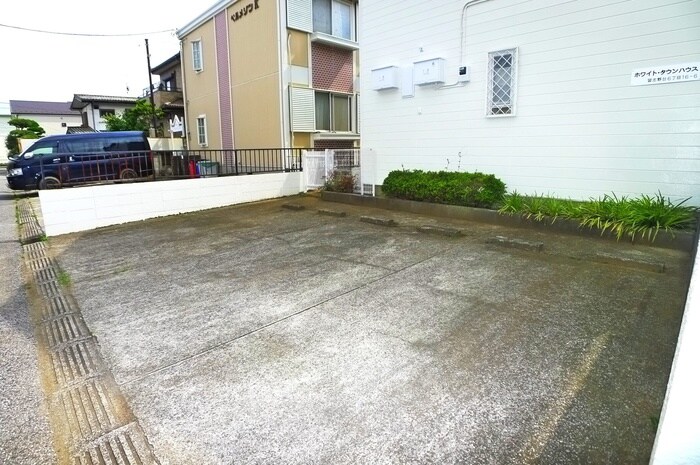 ホワイトタウンハウスの物件外観写真