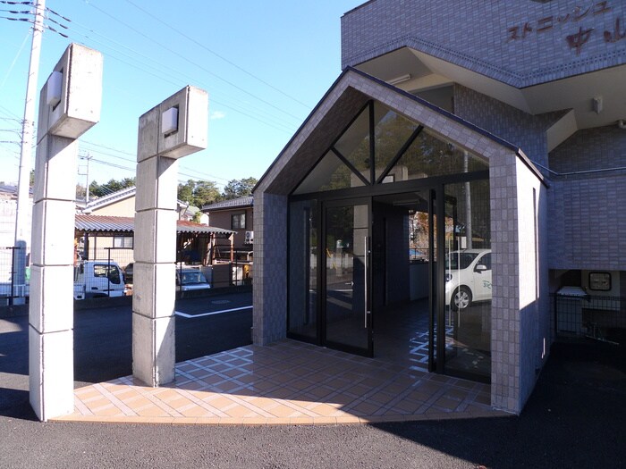 ストニッシュ中山の物件外観写真