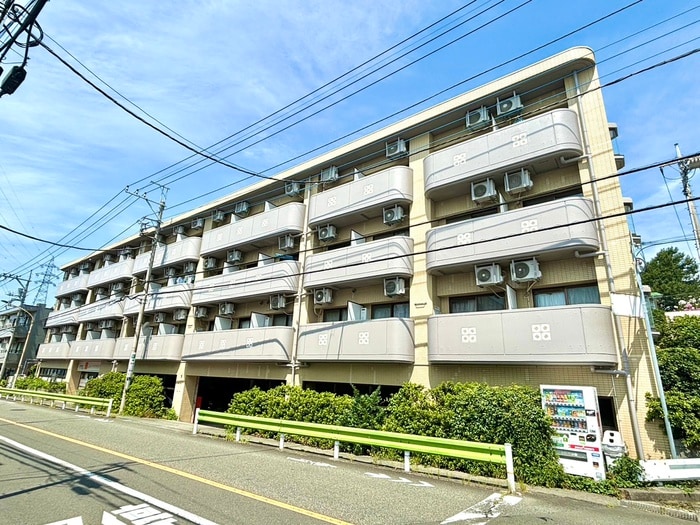 クリスタルマンションの物件外観写真