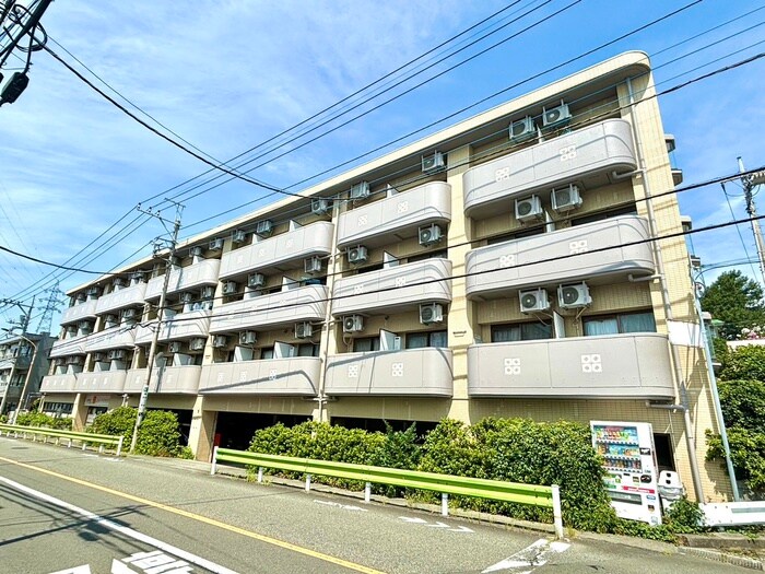 クリスタルマンションの物件外観写真