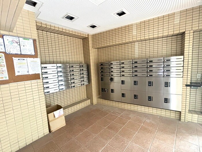 クリスタルマンションの物件外観写真