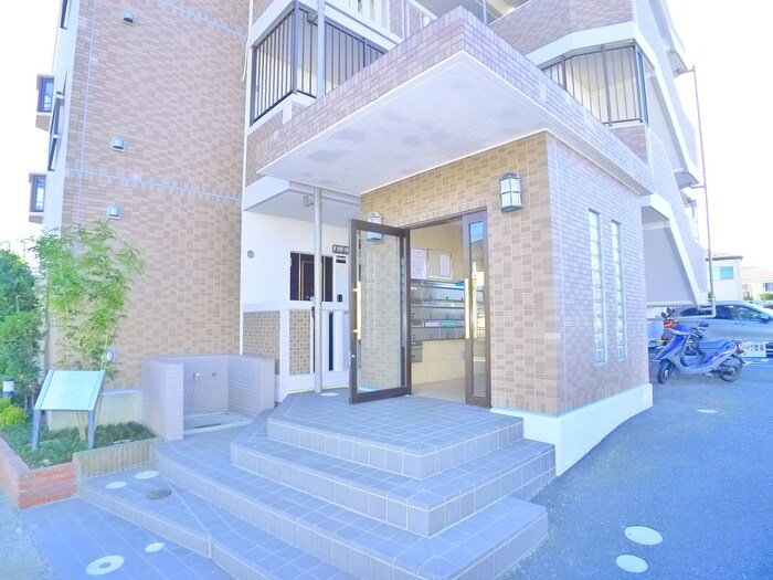 フルーエント芝山の物件外観写真