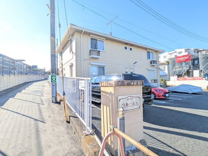 ペルーシェＢ棟の物件外観写真