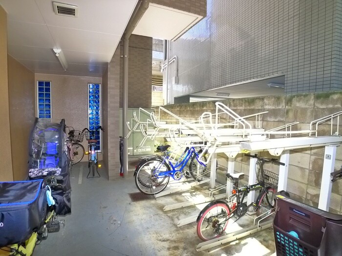 イ－ストパレスの物件外観写真