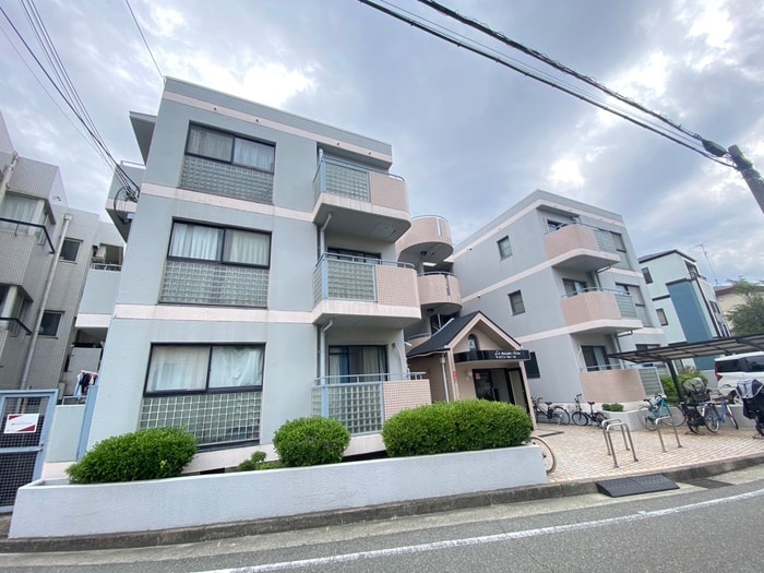 ラ・メゾンクレ－ルの物件外観写真