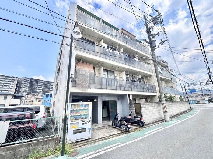 プレアール星田　西側の物件外観写真