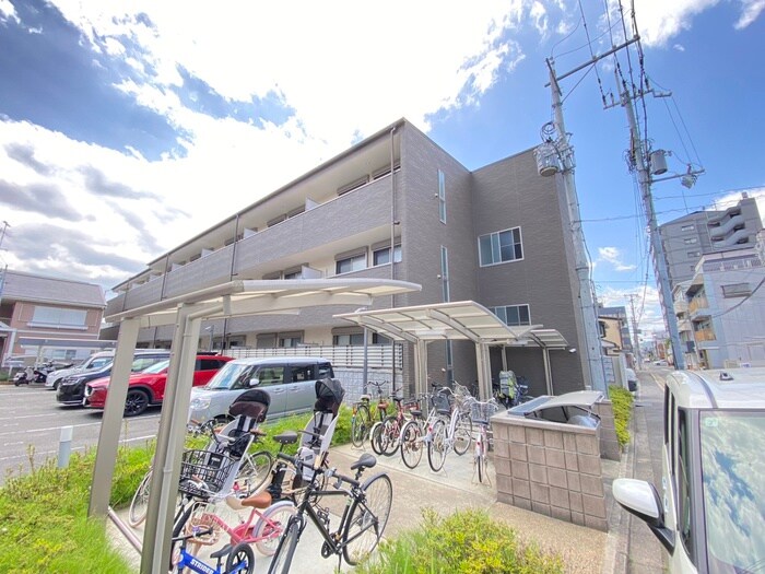 アンプルールフェール西大路の物件外観写真