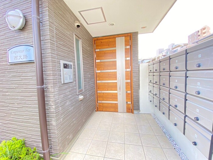 アンプルールフェール西大路の物件外観写真