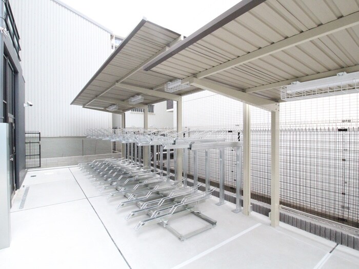 プレサンス江坂クォーレの物件外観写真