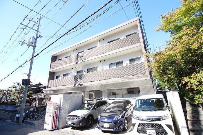 カ－スル岡町の物件外観写真