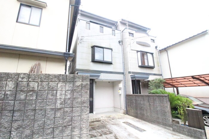 御陵中筋町貸家の物件外観写真