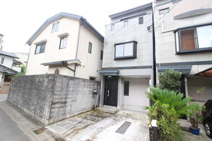 御陵中筋町貸家の物件外観写真