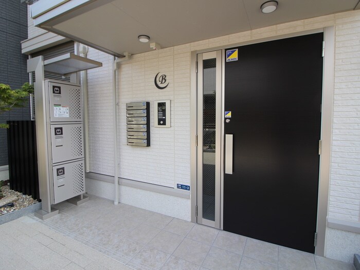 Famille Crescent A棟の物件外観写真