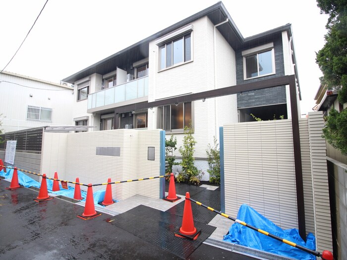 East Villa 逆瀬川の物件外観写真