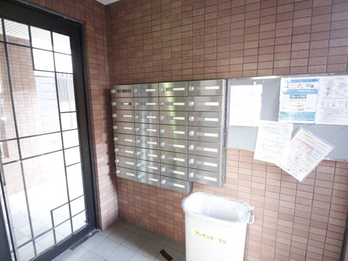 プレサンスフジの物件外観写真