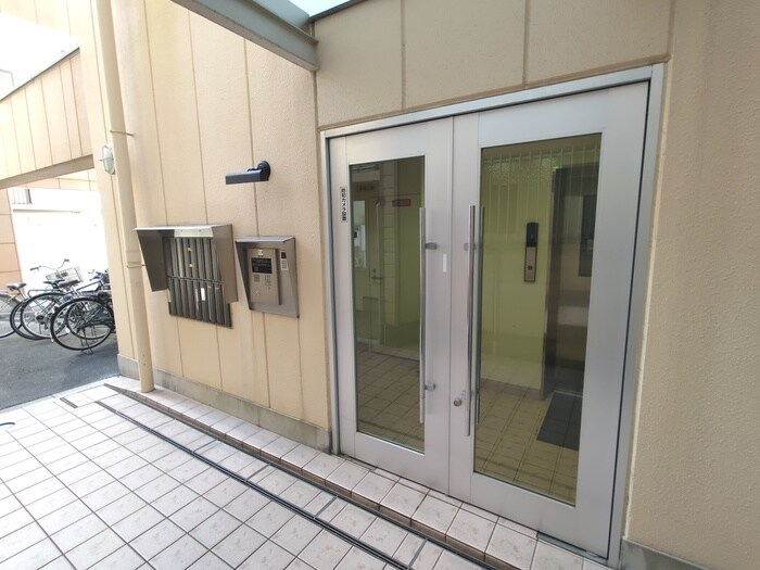 ミラクルセブン江坂の物件外観写真