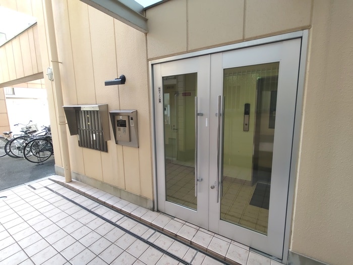 ミラクルセブン江坂の物件外観写真