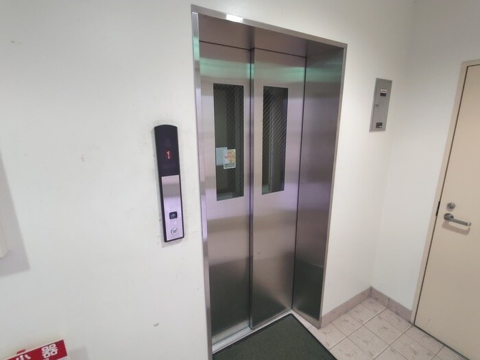 ミラクルセブン江坂の物件外観写真