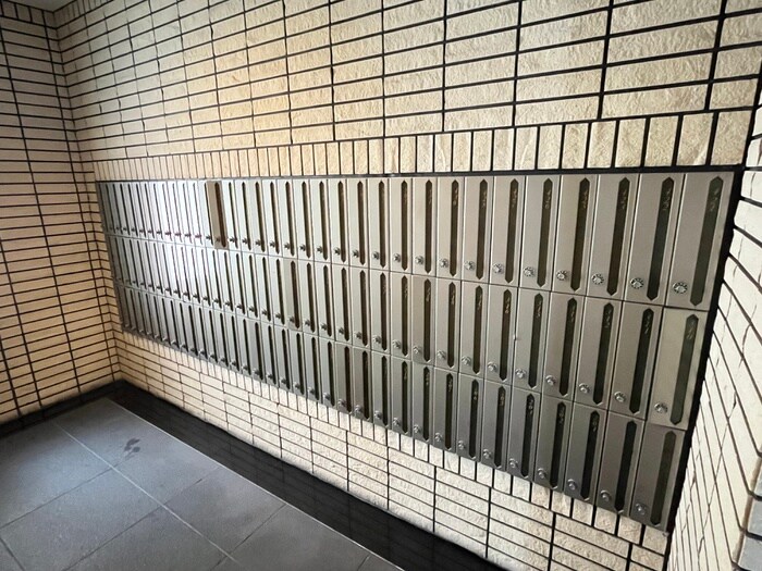 ｽﾁｭｰﾃﾞﾝﾄﾊﾟﾚｽ茨木の物件外観写真