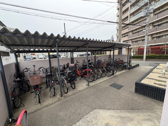 シャトレー高安の物件外観写真