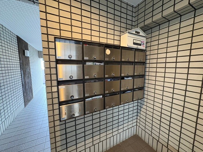 シャトレー高安の物件外観写真