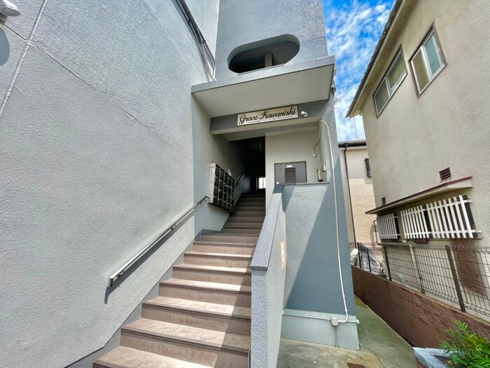 グレイス川西南館の物件外観写真