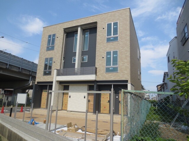 プレウスの物件外観写真