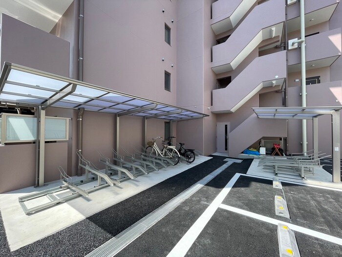 ローブコート六地蔵駅前の物件外観写真