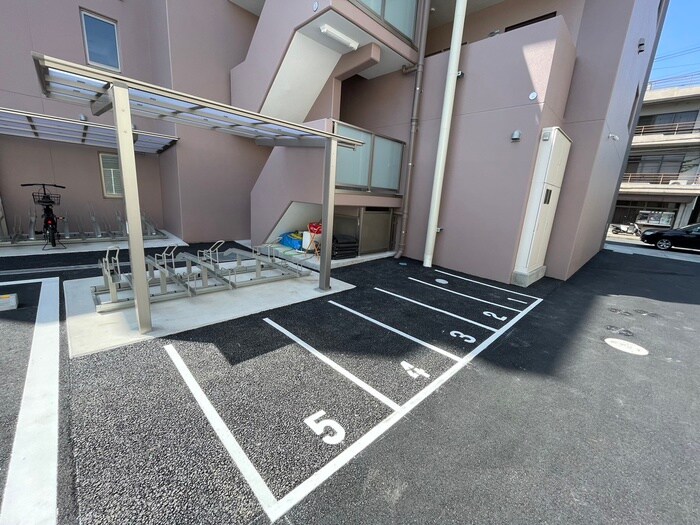 ローブコート六地蔵駅前の物件外観写真