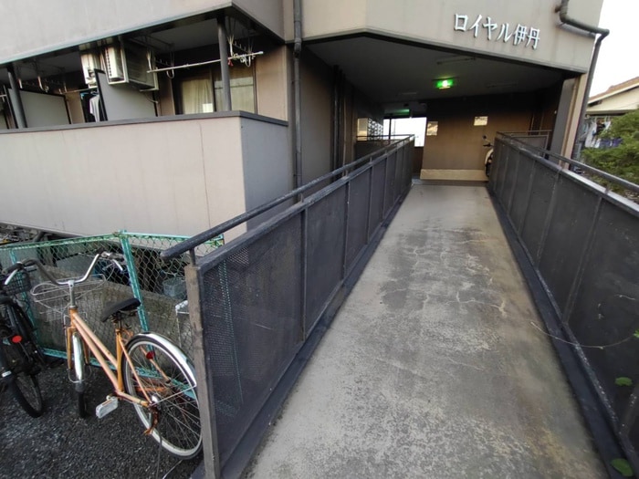 ロイヤル伊丹の物件外観写真