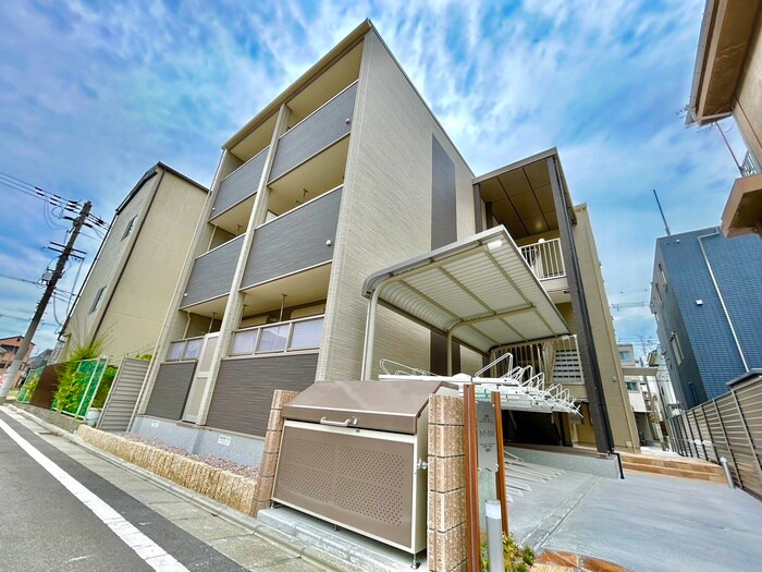 カーサ・オストロの物件外観写真