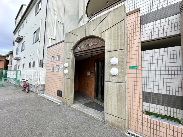 レオ新高の物件外観写真