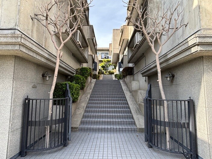 ラジュニ－ル春日丘の物件外観写真