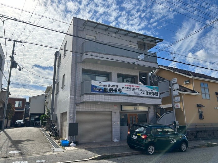 ステップインウエストの物件外観写真