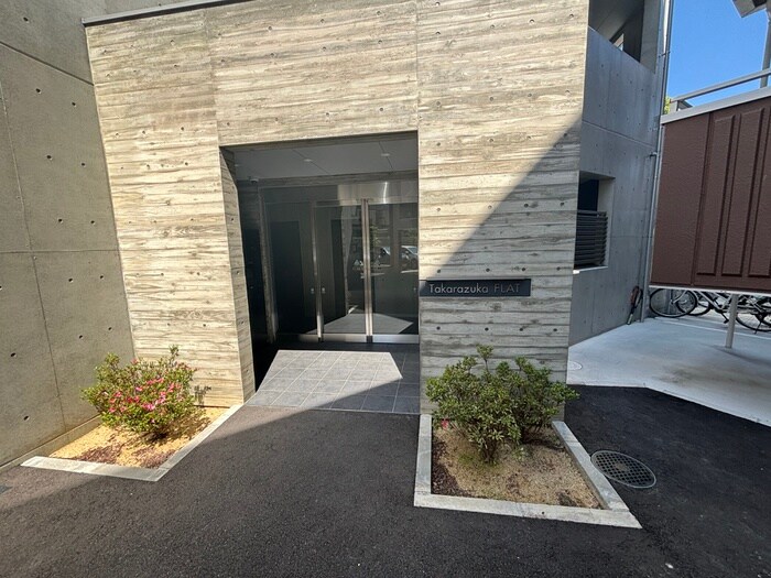 Ｔａｋａｒａｚｕｋａ　ＦＬＡＴの物件外観写真
