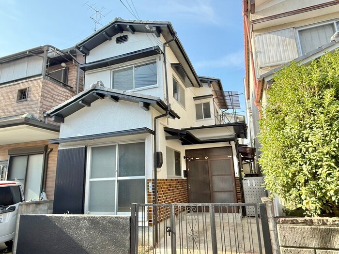 青い空と白のルピナスの物件外観写真