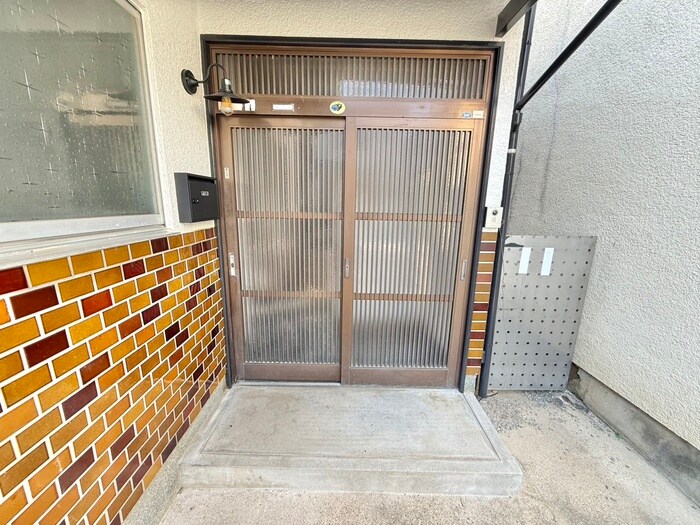 青い空と白のルピナスの物件外観写真