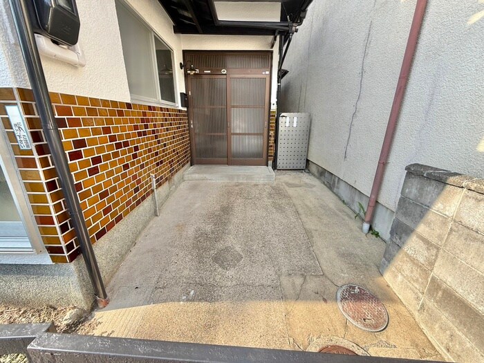 青い空と白のルピナスの物件外観写真