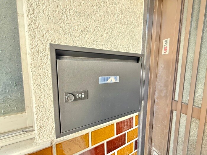 青い空と白のルピナスの物件外観写真