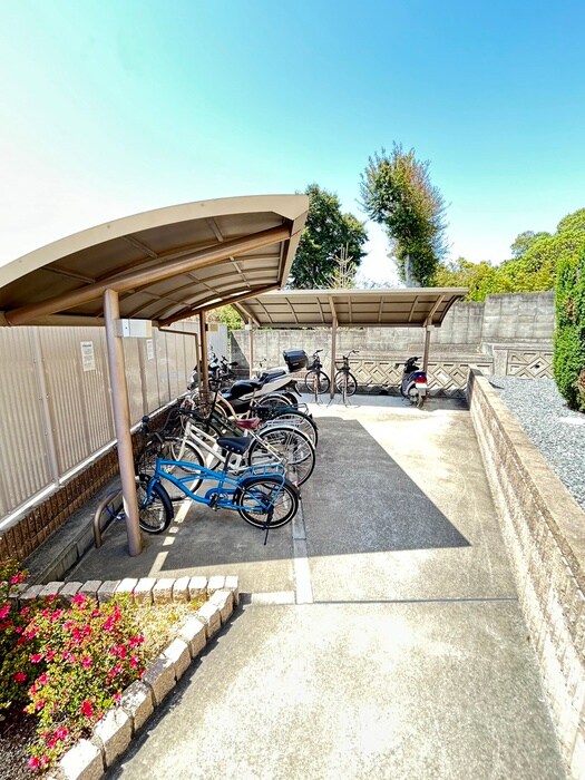 パ－クサイドカ－サの物件外観写真