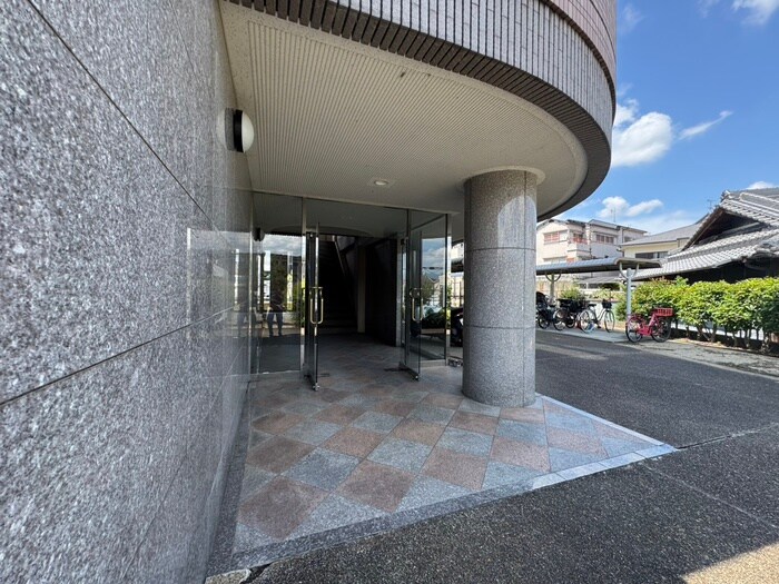 ラルジュウエストの物件外観写真