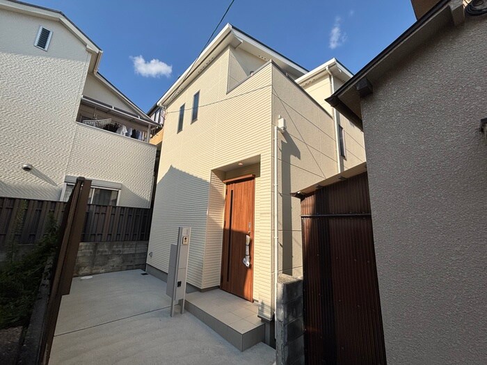 ファミリエ如是A棟の物件外観写真