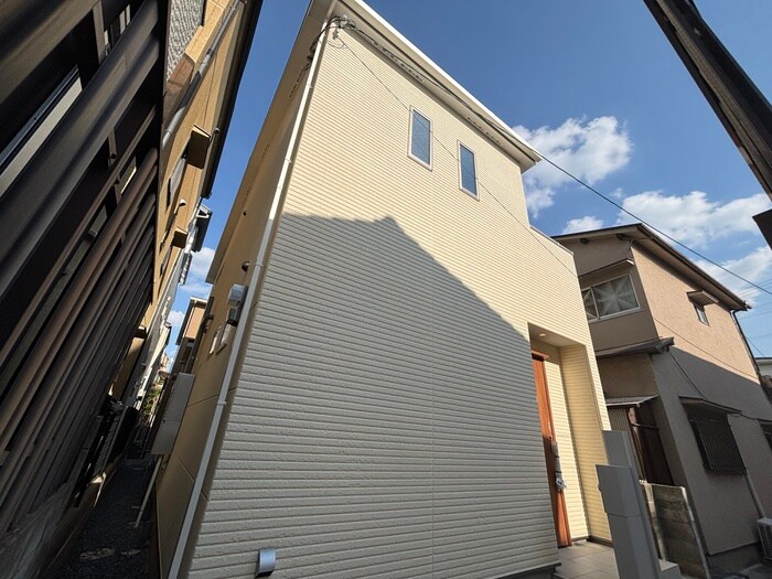 ファミリエ如是A棟の物件外観写真