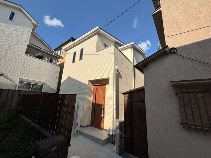 ファミリエ如是A棟の物件外観写真