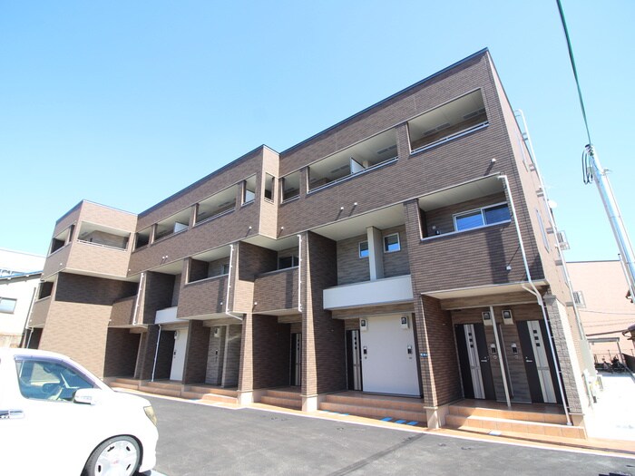 ﾚﾌｨﾅｰﾄﾞ・ｺﾝﾄﾞﾐﾆｵの物件外観写真