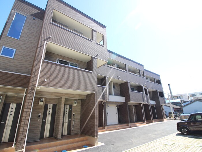 ﾚﾌｨﾅｰﾄﾞ・ｺﾝﾄﾞﾐﾆｵの物件外観写真