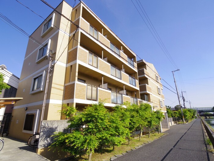 メゾン・チェリ－・イ－ストの物件外観写真