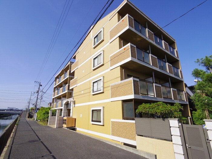 メゾン・チェリ－・イ－ストの物件外観写真