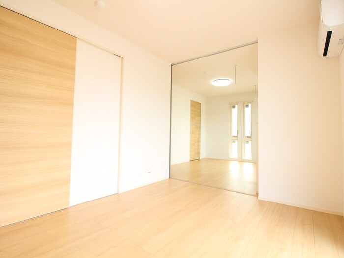 ピアレス綾羽の物件内観写真